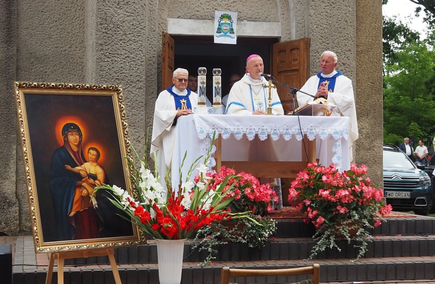 Odpust Matki Bożej Śnieżnej w Stromcu. Mszę odprawił biskup radomski, mieszkańcy tłumnie odwiedzali cmentarz. To stara tradycja