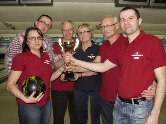 Zwycięzca poprzedniej ligi bowlingowej, drużyna SM Osiedle Młodych