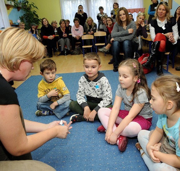 "Stokrotka", jest obok przedszkola nr 23, zwanego "Zefirkiem", jedną z nielicznych w Szczecinie stawiających na naukę języka niemieckiego.