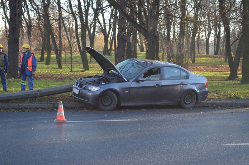 Wypadek BMW: Auto na rondzie wpadło w poślizg i ścięło latarnię (ZDJĘCIA)