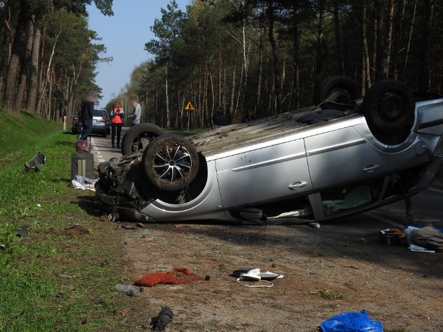 DK 63: Opel wypadł z jezdni podczas wyprzedzania. 28-latka trafiła do szpitala (zdjęcia)