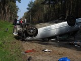 DK 63: Opel wypadł z jezdni podczas wyprzedzania. 28-latka trafiła do szpitala (zdjęcia)