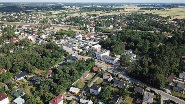 Od poniedziałku, 22 lutego na terenie gminy Jedlnia-Letnisko ruszyły konsultacje z mieszkańcami. Ich tematem jest nadanie miejscowości praw miejskich.