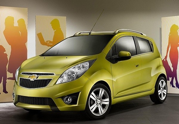 Chevrolet spark zyskał zupełnie nowe oblicze. Nadwozie jest masywne, nieco kanciaste.