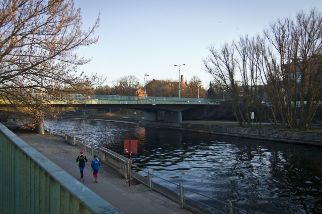 Mężczyzna skoczył do wody z mostu przy ul. Bernardyńskiej.
