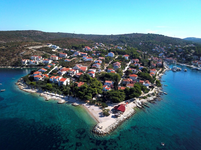 Wyspa Solta leży niedaleko Splitu ze słynnym pałacem...