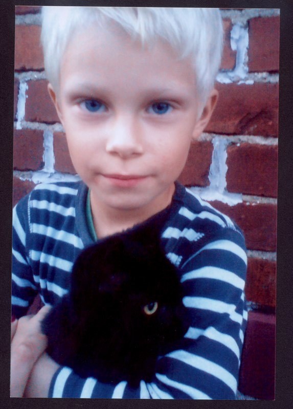 Marek Życki, kandydat na małego mistera wraz ze swoim kotkiem. Marek zajmuje obecnie trzecią pozycję w kategorii Mister Głosu. 