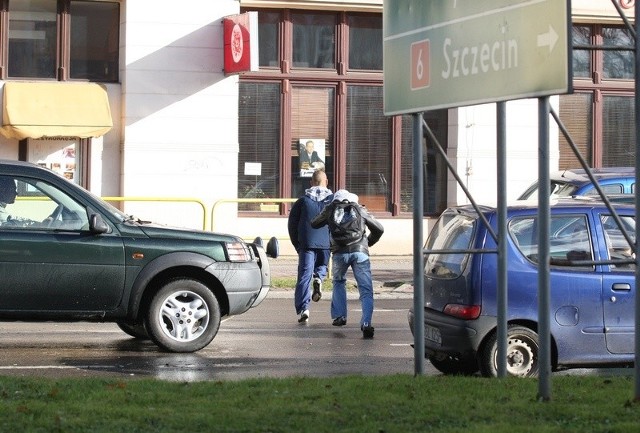 Część słupszczan woli przebiec przez jezdnię przy ul. Anny Łajming niż przejść po pasach. Tych młodych ludzi spotkaliśmy w piątkowe południe.