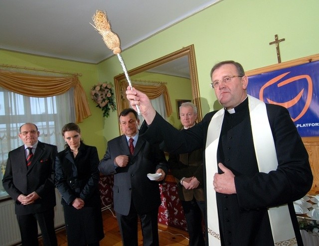 17 stycznia 2010 roku w Opatowie przy ulicy Sienkiewicza 13 rozpoczęło działalność nowe biuro PO. Uroczyście poświęcił je ksiądz Michał Spociński, proboszcz parafii Św. Marcina w Opatowie.