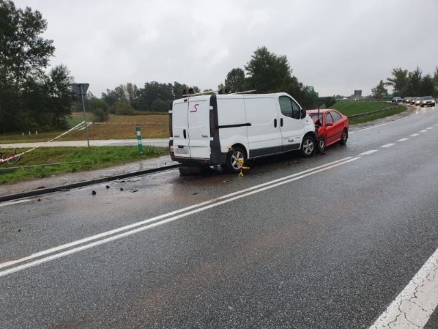 Wypadek w Ratajach Słupskich. Zderzyły się dwa samochody, jedna osoba została ranna. Krajowa trasa zablokowana