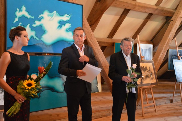 Otwarcie wystawy rysunków Janusza Trzebiatowskiego - od lewej Julia Chabowska-Reca, burmistrz Arseniusz Finster i Janusz Trzebiatowski.