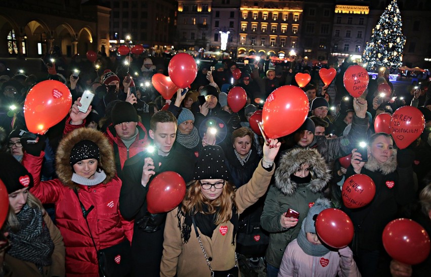 Kraków. Ulicami miasta przeszedł marsz wsparcia dla Jerzego Owsiaka i dla uczczenia pamięci Pawła Adamowicza [ZDJĘCIA]