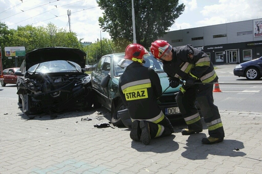 Wypadek na Krakowskiej. Zderzenie trzech aut. Ulica zablokowana (ZDJĘCIA)