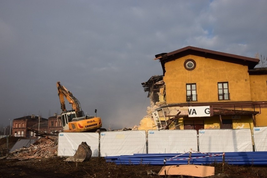 Tak zniknęły z powierzchni ziemi dworce kolejowe w Dąbrowie...