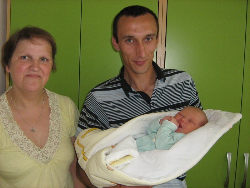 Maja Łaskarzewska z tatą i babcią