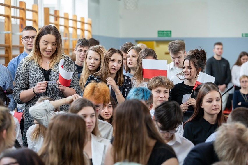 Blisko 3,9 mln uczniów i ok. 380 tys. nauczycieli z kraju i...