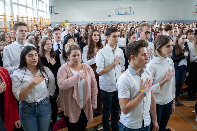 Blisko 3,9 mln uczniów i ok. 380 tys. nauczycieli z kraju i spoza Polski wzięło dziś (8 listopada) udział w akcji "Szkoła do hymnu". Cztery zwrotki "Mazurka Dąbrowskiego" zaśpiewali też o godz. 11.11 uczniowie wielu bydgoskich szkół, w tym Zespołu Szkół Handlowych.W poniedziałek 11 listopada przypada 101. rocznica odzyskania przez Polskę niepodległości, stąd już w piątek (8 listopada) o symbolicznej godzinie 11.11 w szkołach, które zgłosiły swój akces w akcji organizowanej przez MEN oraz Radę Dzieci i Młodzieży, uczniowie i nauczyciele odśpiewali hymn narodowy. Przedsięwzięcie to kontynuacja ubiegłorocznej inicjatywy „Rekord dla Niepodległej”.