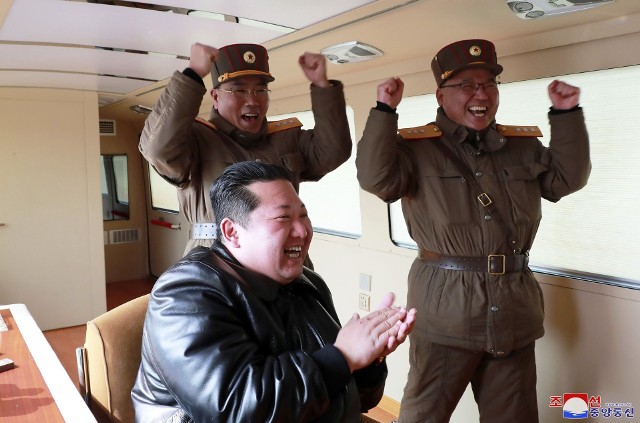 Dyktator Korei Północnej nakazuje kolejne testy rakiet, a obywatele umierają z głodu