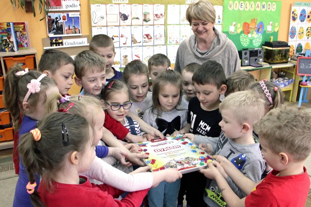 W środę dzieciom z grupy „Zuchy” Przedszkola Miejskiego „Śródmieście” wręczyliśmy dyplom za zajęcie drugiego miejsca w naszym plebiscycie „Najsympatyczniejsze przedszkolaki” w Grudziądzu. - Ale ładny! I z naszym zdjęciem! - chwaliły dzieci. - Gdzie go powiesimy?- pytały swoją wychowawczynię Elżbietę Musiał. A pani Ela od razu znalazła właściwe miejsce na ścianie. "Zuchy" co prawda nie wygrały, ale zebrały aż 24,7 tys. głosów! Niewiele mniej niż maluchy, które zwyciężyły w plebiscycie. Dlatego, choć nie przewidywał tego regulamin zabawy, w ramach nagrody-niespodzianki od „Gazety Pomorskiej”, przedszkolaki ze "Śródmieścia" niebawem odwiedzi teatrzyk.