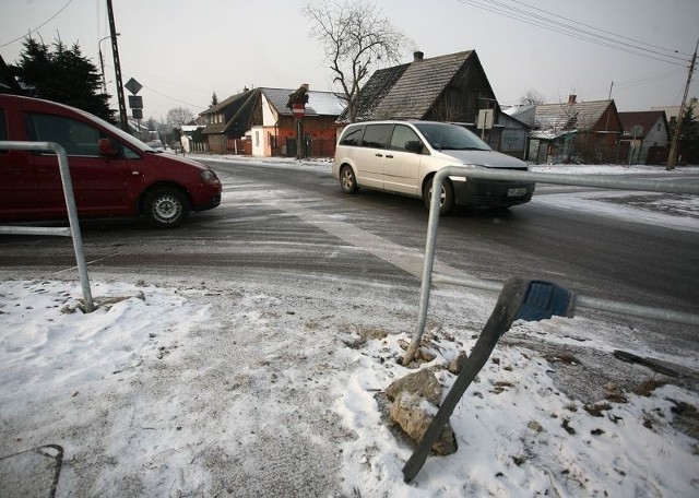 Jeszcze poniewierają się resztki z ostatniego wypadku, jaki miał miejsce kilka dni temu na skrzyżowaniu ulic: Odrodzenia z Górną i Kaszubską w Radomiu. To jedno z najniebezpieczniejszych skrzyżowań w mieście.