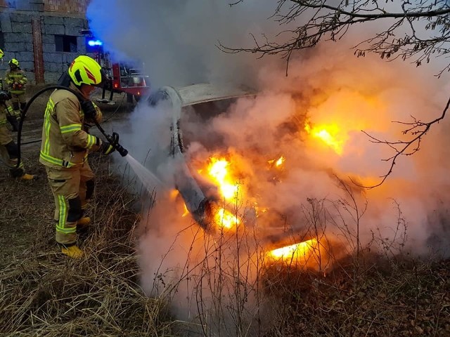 W miejscowości Sułoszyn w gminie Złocieniec doszło do pożaru samochodu osobowego. Pojazd spłonął doszczętnie. Na szczęście nikomu nic się nie stało. OSP ZłocieniecZobacz także Wypadek koło Sitna na dk20