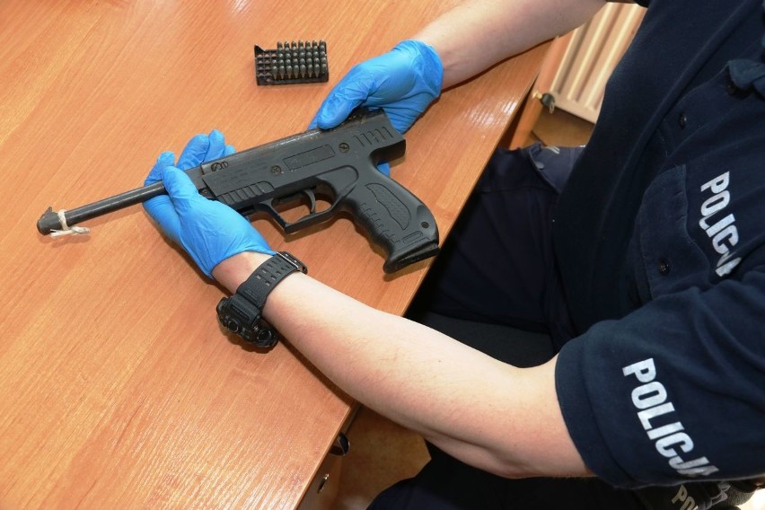 Perlejewo. 56-latek nielegalną broń trzymał pod łóżkiem