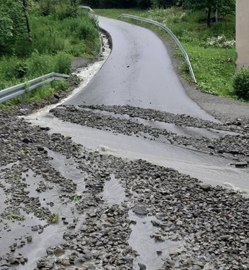 Sytuacja powodziowa na Sądecczyźnie i Limanowszczyźnie. Jest pierwsza ofiara powodzi? [ZDJĘCIA]