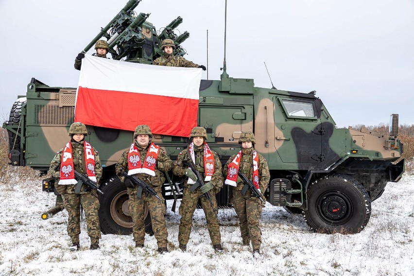 Żołnierze  12 Szczecińskiej Dywizji Zmechanizowanej kibicują polskim piłkarzom w meczu z Meksykiem [ZDJĘCIA]