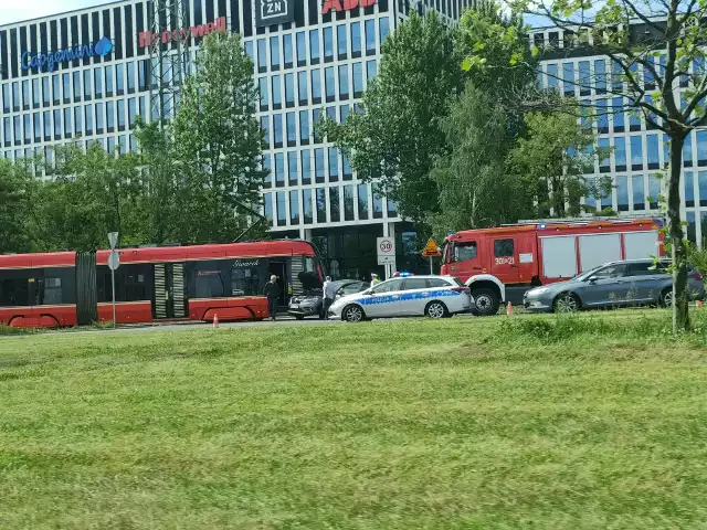 Wypadek spowodował utrudnienia w ruchu i kursowaniu jednej linii tramwajowej.