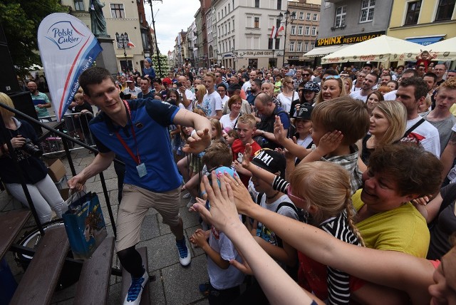 Rewelacyjny sezon już za toruńskimi koszykarzami. Mieli nie awansować do play off, a skończyli w finale, gdzie postraszyli wielki Stelmet. Co równie ważne - zdobyli miłość tysięcy kibiców. W niedzielę wielu z nich przyszło na Rynek Staromiejski podziękować Twardym Piernikom za te pełne emocji miesiące.Z drużyną spotkał się także prezydent Michał Zaleski, który przekazał premię za wicemistrzostwo Polski - 200 tys. zł. Przyda się, bo klub planuje zwiększenie budżetu i debiut w europejskich pucharach.