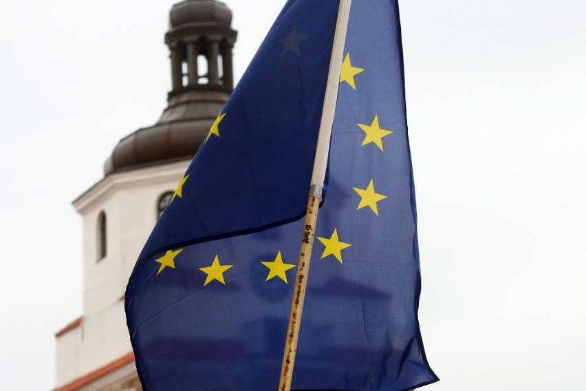 Flaga Unii Europejskiej zawisła na maszcie na balkonie lubelskiego ratusza (ZDJĘCIA)
