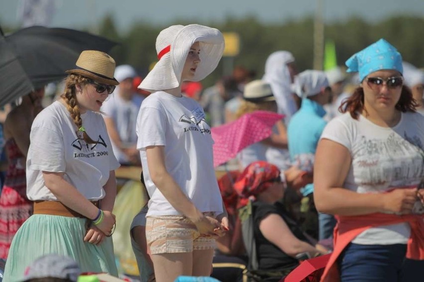 Lednica 2015: Tysiące młodych ludzi, śpiewy, modlitwa i upał