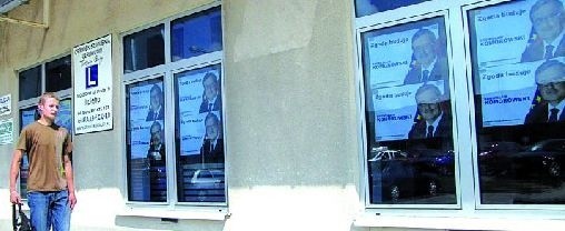 Na szybach suwalskiego dworca PKS jest tyle plakatów Bronisława Komorowskiego, że żadne inne już się tutaj nie zmieszczą