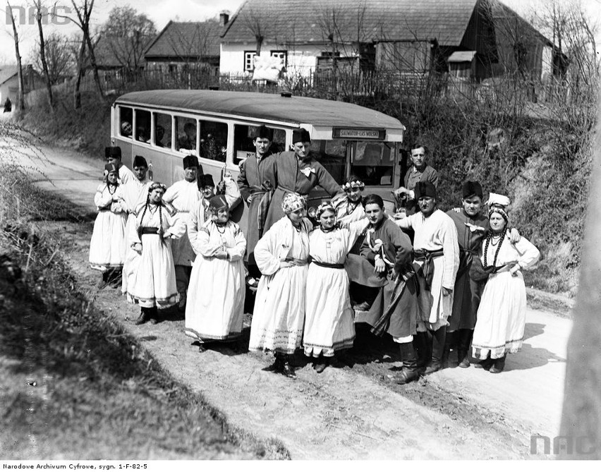 Autobusowa wycieczka artystów z teatru regionalnego.