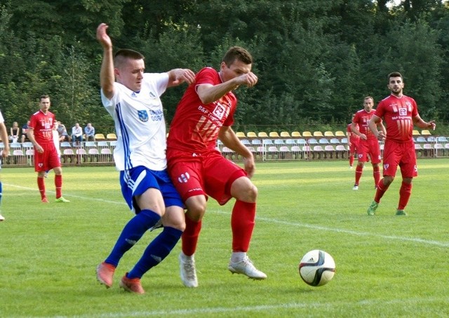 Orzeł (biało-czerwone stroje) zasłużenie pokonał Stal Gorzyce