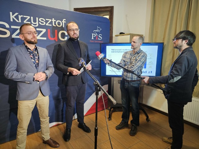 Poseł Krzysztof Szczucki na konferencji prasowej w Toruniu rozliczał Donalda Tuska z podwyżek dla nauczycieli.