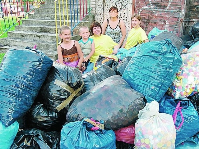 Sokólskie wolontariuszki &#8211;  Joanna Raczkowska (pierwsza z prawej w żółtej koszulce) i Karolina Klicka  &#8211;  w ciągu dwóch lat uzbierały  aż 2.650 kg korków!