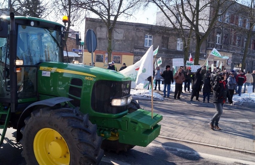 Inowrocław. Rolnicy blokowali Rondo Solidarności