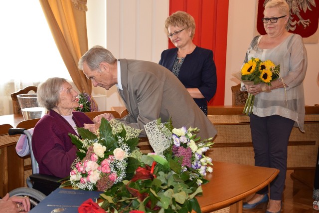 Dla pani Władysławy szerokim strumieniem popłynęło wiele życzeń, m.in. od przedstawicieli Gminnej Rady Seniora w Barcinie.