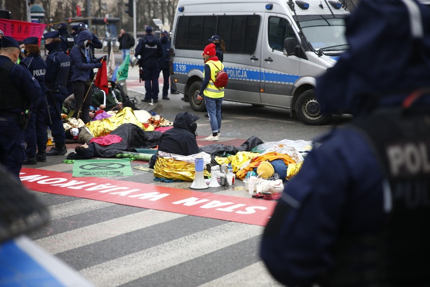 Warszawa: Protest Extinction Rebellion [ZDJĘCIA] Aktywiści klimatyczni zablokowali centrum miasta, utrudnienia w ruchu