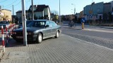Ul. Nowosielska. Kierowcy zastawiają chodnik koło przystanku autobusowego (zdjęcia)