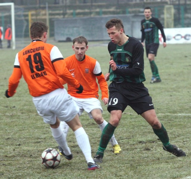 Robert Widz (z prawej) dobrze wypadł w drugoligowej Stali Stalowa Wola na inaugurację rundy rewanżowej i walczy o to, by na dłużej pozostać w wyjściowej jedenastce.