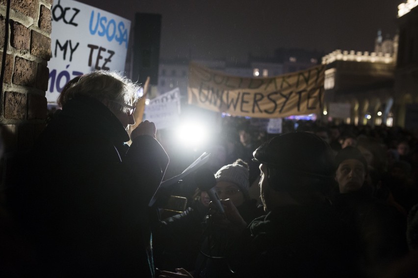 Kilkuset studentów protestowało na Rynku Głównym [ZDJĘCIA, WIDEO]