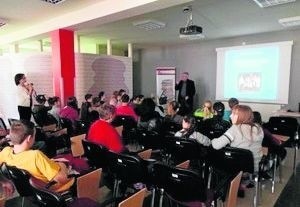 Uczniowie tarnobrzeskiej "jedynki" podczas spotkania "Tydzień Bibliotek" w Bibliotece Pedagogicznej w Tarnobrzegu.