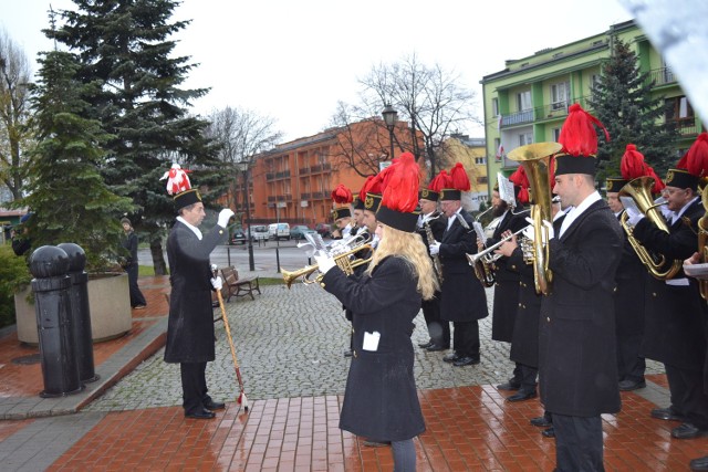 Pod pomnikiem na placu Bema w Dąbrowie Górniczej-Gołonogu odbyły się uroczystości z okazji święta 11 Listopada. Pod pomnikiem zostały złożone wiązanki kwiatów. Orkiestra górnicza zagrała także najpopularniejsze pieśni patriotyczne i legionowe.