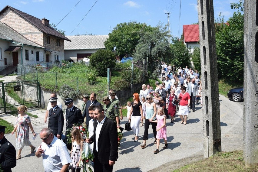 Hołd dla 30 ofiar pacyfikacji Radwanowic w miejscu kaźni hitlerowskiej. Wspomnienia bestialskiego mordu [ZDJĘCIA] 