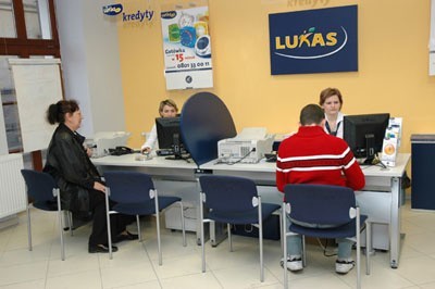 Lukas Bank prosi o kontakt osoby poszkodowane przez działalność nieuczciwej pośredniczki.