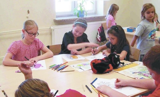 Dzieci w Szkole Artystycznej uczą się języków obcych oraz uczestniczą w zajęciach plastycznych.