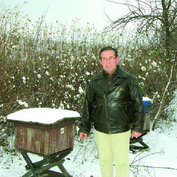 Piotr Urbaniak w swojej zimowej pasiece w Sośnie