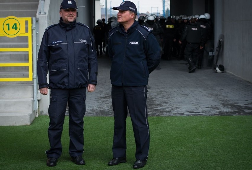 Ćwiczenia policji na stadionie w Tychach